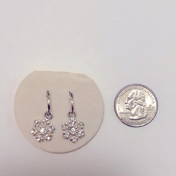 Vintage Snow Flake Earrings - Picture 2 of 4